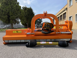 mittelschwerer mulcher mit hydraulische seitenverstellung für alle mittleren traktoren mit reifen oder gleisketten mod grizzly 220