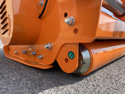 mittelschwerer mulcher mit hydraulische seitenverstellung für alle mittleren traktoren mit reifen oder gleisketten mod grizzly 200