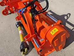 mittelschwerer mulcher mit hydraulische seitenverstellung für alle mittleren traktoren mit reifen oder gleisketten mod cervo 220