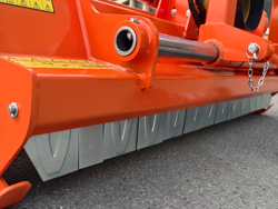 mittelschwerer mulcher mit hydraulische seitenverstellung für alle mittleren traktoren mit reifen oder gleisketten mod cervo 180