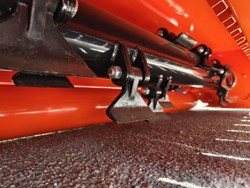 mittelschwerer mulcher mit hydraulische seitenverstellung für alle mittleren traktoren mit reifen oder gleisketten mod cervo 220